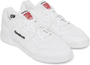 白色Reebok運動鞋，帶有紅色和黑色點綴，背景為黑色。