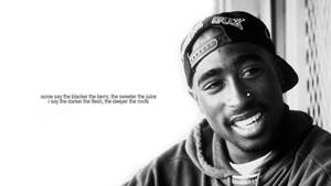 Tupac Shakur在黑白照片中微笑，帶有引文文字。