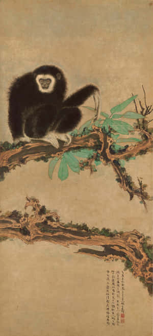 一隻白臉的黑長臂猿坐在傳統中國水墨畫中長滿綠葉的樹枝上。 — Galaxy A55 壁紙