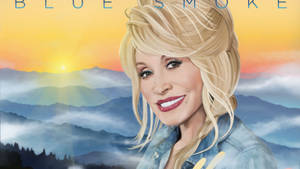 Dolly Parton 身穿牛仔外套，在霧氣繚繞的山巒日出中微笑。 — 瑪丹娜 壁紙