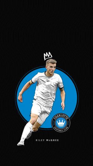 足球員 Riley McGree 身穿白色球衣，帶有 Charlotte FC 標誌衝刺。 — 足球 壁紙