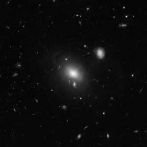一張深空中遙遠星系和恆星的黑白圖像。 — 宇宙 壁紙