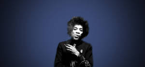 Jimi Hendrix 在藍色背景的攝影棚肖像中抽煙。 — 好萊塢 壁紙