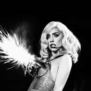 Lady Gaga 在舞台上手持煙花棒的黑白照片。 — 女神卡卡 壁紙