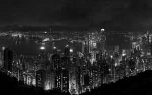 黑白夜景城市景觀，發光的摩天大樓和港口。