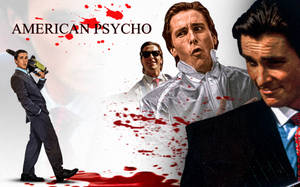 一名身穿西裝的男子持槍，帶有血跡，並有文字「AMERICAN PSYCHO」。 — 美國恐怖故事 壁紙