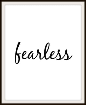 裱框簡約牆壁藝術品，以黑色草書字體顯示 fearless。 — 簡約暗黑美學 壁紙