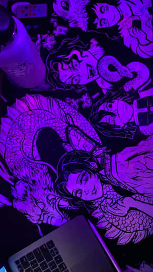 紫色霓虹燈動漫藝術，龍和角色在桌子上，旁邊有筆記型電腦。 — 極簡動畫 壁紙