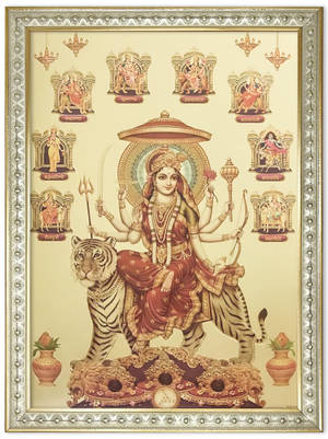 印度教女神杜爾迦十臂騎虎，周圍環繞著九個較小的神祇面板。 — Maa Durga 壁紙