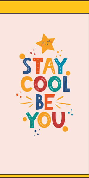 帶有微笑星星和彩色字母的勵志語句 stay cool be you。 — 海灘度假 壁紙