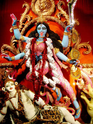 藍皮膚女神杜爾迦，多臂持劍，站在惡魔之上。 — Maa Durga 壁紙