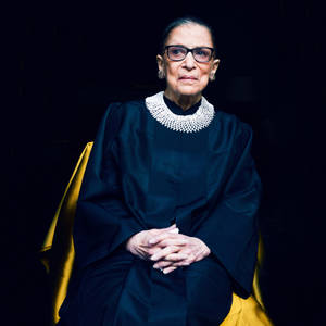 Ruth Bader Ginsburg身穿法官袍坐在金色椅子上 — 露絲·拜德·金斯伯格 壁紙