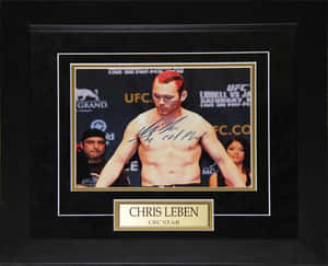 裱框照片，UFC 拳手 Chris Leben 在稱重時胸口有他的簽名。 — 終極格鬥冠軍賽 壁紙