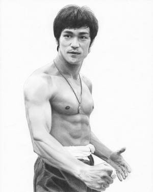 李小龍的武術姿勢肖像，赤裸上身，戴著項鍊。 — 李小龍 壁紙