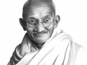 聖雄甘地身穿白色腰布、戴著圓形眼鏡微笑的肖像。 — 希瓦吉 Maharaj 高清壁紙