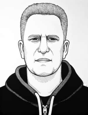 一名穿著連帽衫、表情嚴肅的男子肖像。 — 2048x2732 壁紙