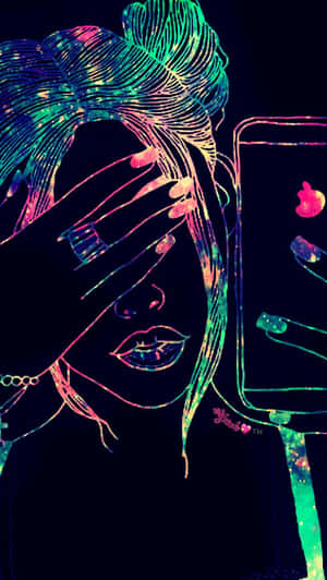 女士用手遮住臉，同時拿著霓虹色發光的手機。 — 昏暗 壁紙