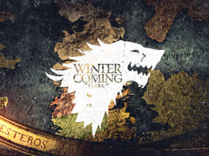 史塔克冰原狼徽章，附有 'Winter is Coming' 文字，位於磨損的奇幻地圖上。 — 冬季房屋 壁紙