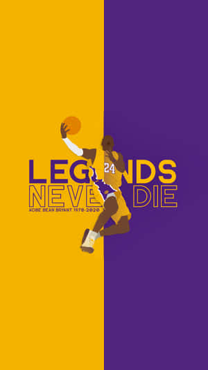 柯比·布萊恩身穿湖人隊服灌籃籃球，附有「Legends Never Die」文字。 — 科比· Bryant 壁紙