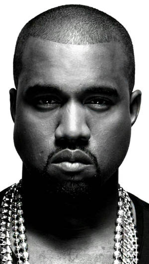 Kanye West 在黑白工作室肖像中佩戴鑽石鏈條。 — 黑白小丑 壁紙