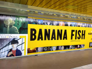 地鐵站月台牆上的黃色Banana Fish動畫海報。 — 香蕉魚 壁紙