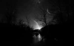 新月和星星點綴的夜空，下方是光禿樹木環繞的河流。 — 月光 壁紙