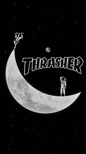 一名太空人站在新月上，THRASHER這個詞在太空中顯眼地展示。 — Thrasher 壁紙