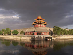 暴風雨天空下，水中倒映的古代中式宮殿塔樓 — 高清 壁紙