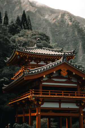 一座木製日本寺廟，坐落在森林茂密的山谷中。 — 日式審美桌面 壁紙