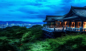 山丘上的寺廟俯瞰暮色中的城市 — 京都 壁紙