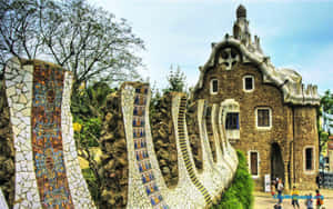 公園內色彩繽紛的馬賽克牆和曲線建築的石建築。 — 巴塞隆納 壁紙