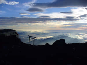 日出時雲海上山頂的剪影鳥居。 — 富士山 壁紙
