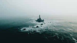 岩石島上的燈塔，在風暴海洋中，有霧 — 海洋 壁紙