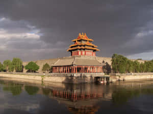 古代中國宮殿塔樓在暴風雲下倒映在水中。 — 河景 壁紙
