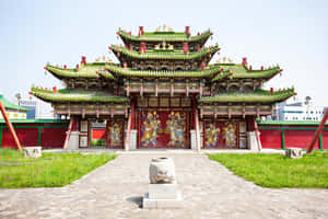 傳統中國寺廟，綠色屋頂和紅色柱子，前景有石獅雕像。 — 城堡動畫 壁紙