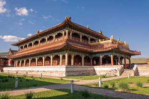 宏偉的傳統中國寺廟，紅色和金色屋頂，藍天之下。 — 蒙古 壁紙