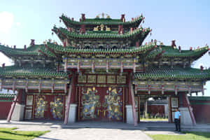 宏偉華麗的中國寺廟大門，帶有守護神壁畫和綠色屋頂。 — 城堡動畫 壁紙