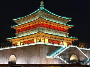 夜間被紅色和青綠色燈光照亮的古老中式塔樓。 — 美麗的夜晚 壁紙