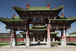 傳統中式大門，綠色屋頂和紅色柱子，藍天下 — 城堡動畫 壁紙