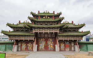 宏偉的傳統中式寺廟，綠色屋頂和紅色門上繪有神明壁畫。 — 城堡動畫 壁紙