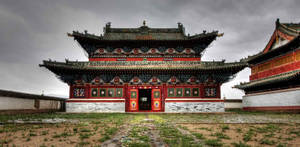 陰天下的紅灰傳統中式寺廟，帶有草地庭院。 — 曼谷 壁紙