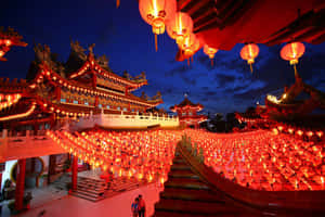 一個被紅燈籠覆蓋的寺廟建築群，在夜晚發光。 — 春節 壁紙