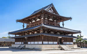 古老的日本寺廟，階梯式屋頂和木結構，在明亮的藍天下。 — 日式自然壁紙
