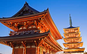 日落時分被照亮的傳統日本寺廟和寶塔。 — 東京喰種風格 壁紙