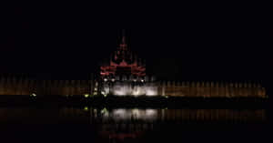 夜晚燈光下的古老寺廟，水中倒影 — 夜晚 壁紙