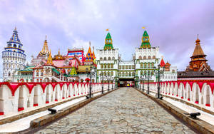 一座石橋通往一個色彩繽紛的城堡，擁有華麗的塔樓和尖頂。 — 莫斯科 壁紙
