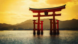 金色日落時分，水中紅色鳥居，遠山為背景 — 東京喰種風格 壁紙