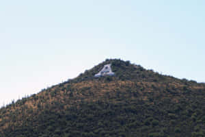 沙漠山丘上的金字塔結構和仙人掌，天空晴朗 — 山坡 壁紙