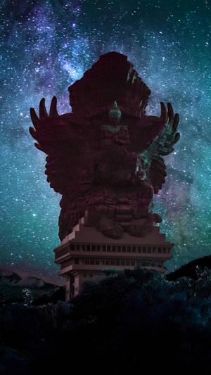 在可見銀河的星空下的一座巨大有翼雕像。 — 迦樓羅 壁紙