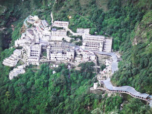 白色修道院坐落在綠色山林中，有蜿蜒小徑。 — 風景 壁紙